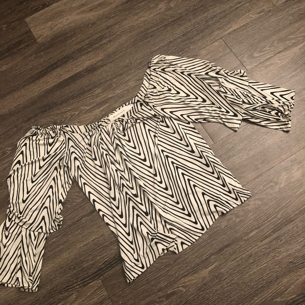 Black/White Pattern Cold Shoulder Top - image 6